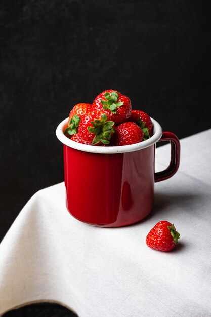 Foto fresas fresas en taza de esmalte