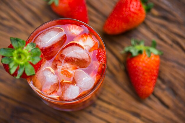 Foto fresas frescas caipirinha sobre fondo de madera