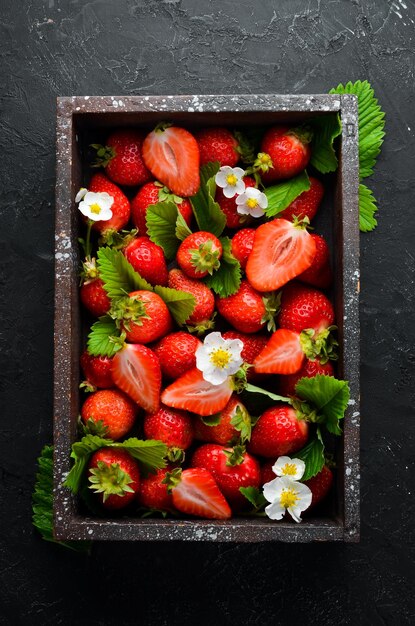 Fresas frescas en una caja de madera Bayas Vista superior Espacio libre para su texto