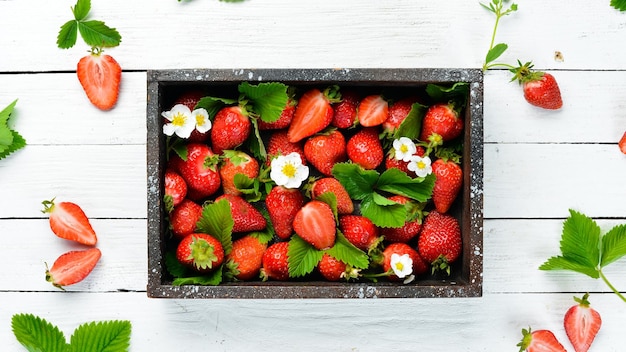 Fresas frescas en una caja de madera Bayas Vista superior Espacio libre para su texto