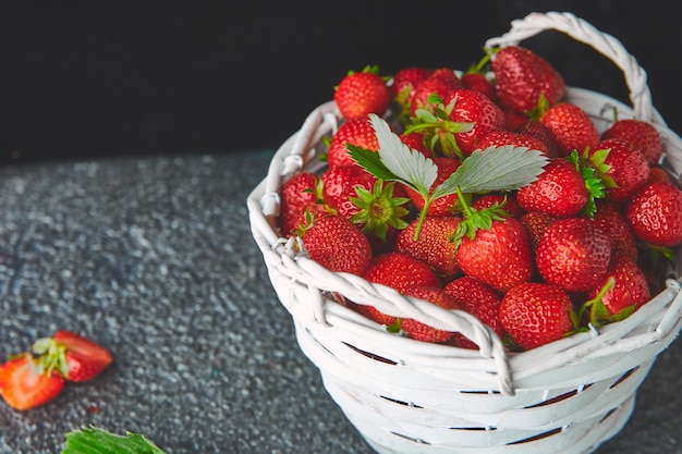 Fresas frescas en una canasta blanca