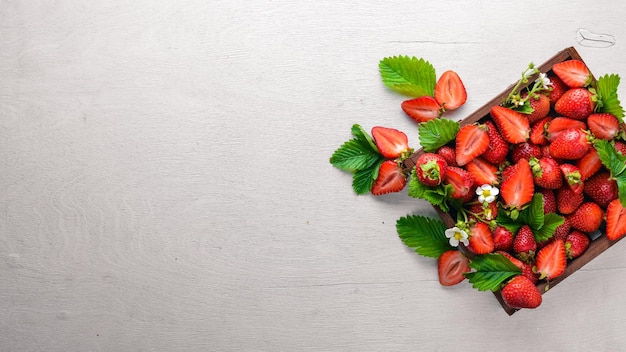 Fresas frescas Comida saludable Sobre fondo de madera Vista superior Espacio libre