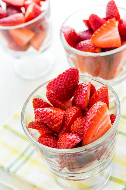 Fresas frescas cortadas en tazones de vidrio para el postre.