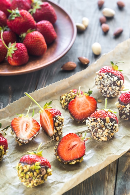 Fresas frescas cubiertas de chocolate negro y nueces