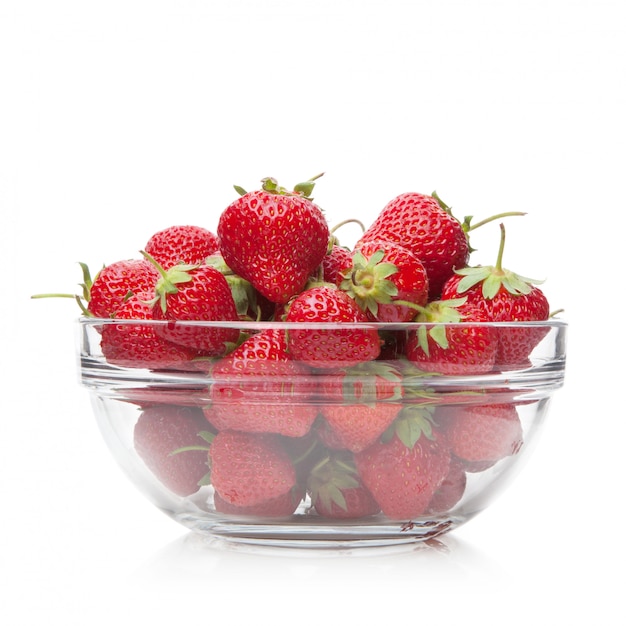 Fresas frescas en una fruta de plato de cristal en blanco