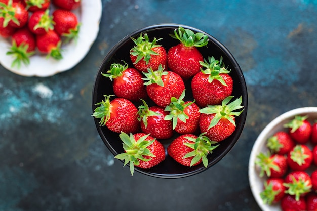 Fresas frescas jugosas frutas bayas cosecha madura postre dulce verano dieta ceto o paleo orgánica