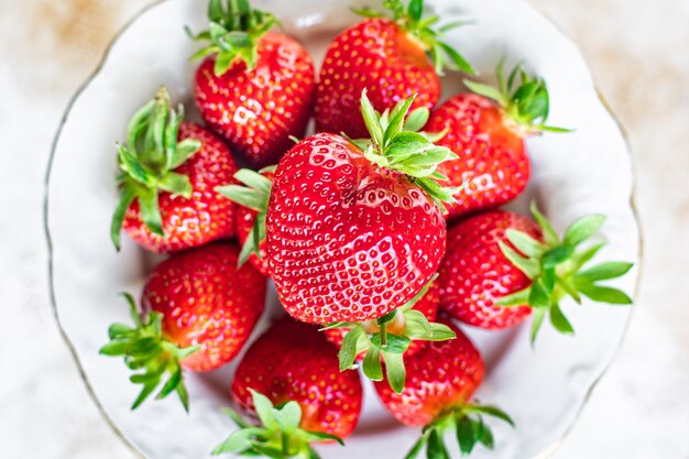 Fresas frescas jugosas frutas bayas cosecha madura postre dulce verano dieta ceto o paleo orgánica