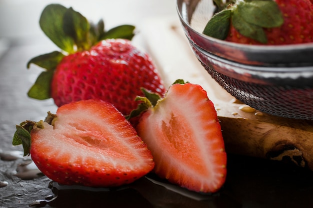 Fresas frescas jugosas en mesa de madera