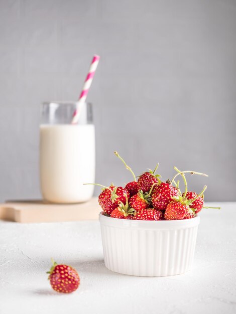 Fresas frescas con leche para el desayuno No hay gente Copiar espacio