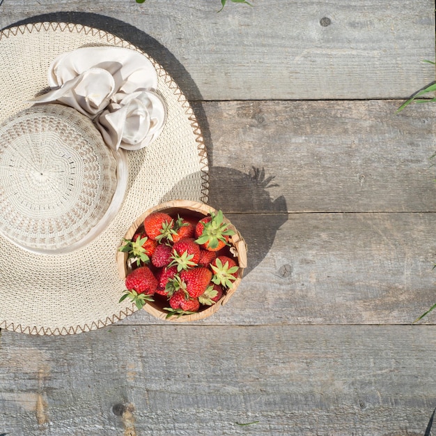 Fresas frescas maduras en un tazón de frutas recién cosechadas en el espacio de copia de la vista superior del mercado de agricultores