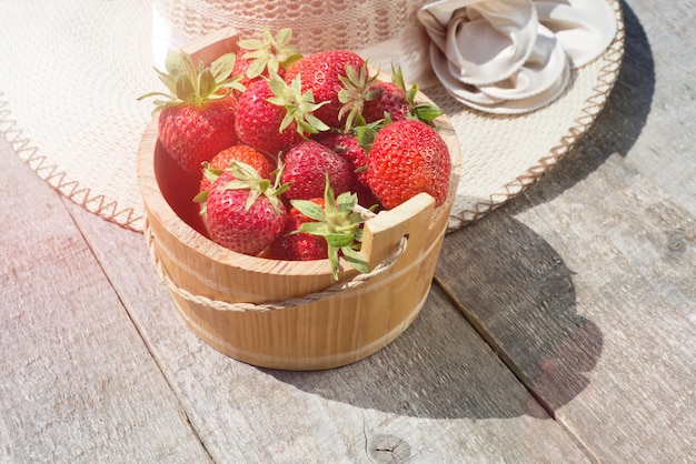 Fresas frescas maduras en un tazón de frutas recién cosechadas en el espacio de copia de la vista superior del mercado de agricultores