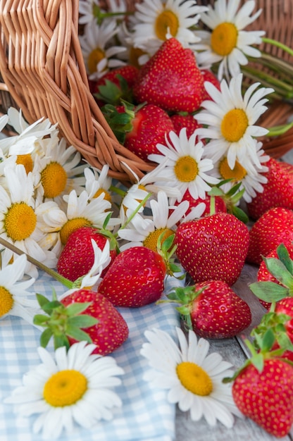 Fresas frescas en mesa de madera