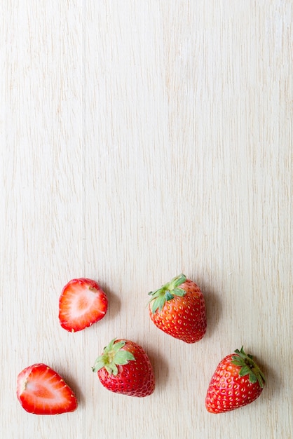 Foto fresas frescas en la mesa de madera