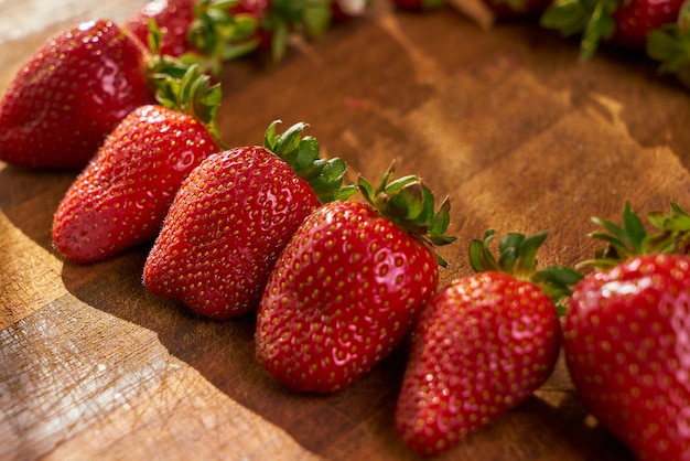 Fresas frescas orgánicas en un mostrador de madera