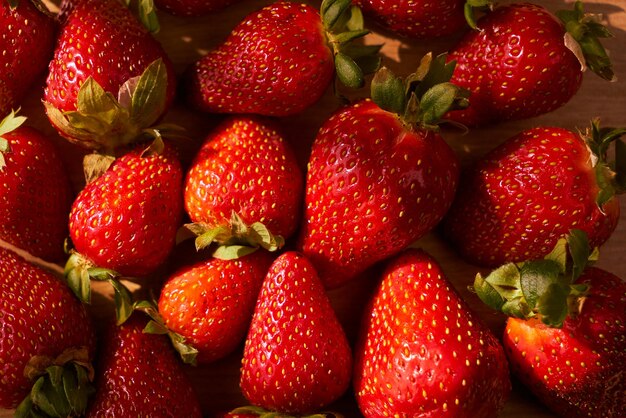 Fresas frescas orgánicas en un mostrador de madera