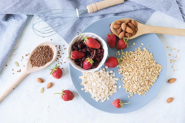 Fresas frescas en un plato nueces y semillas ingredientes saludables para el desayuno