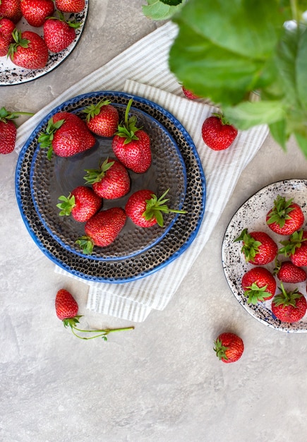 Fresas frescas en platos