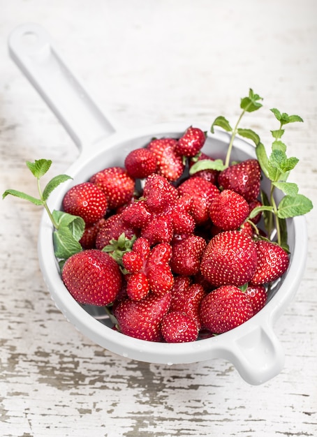 Fresas frescas en un recipiente para lavar, concepto de bayas frescas de verano