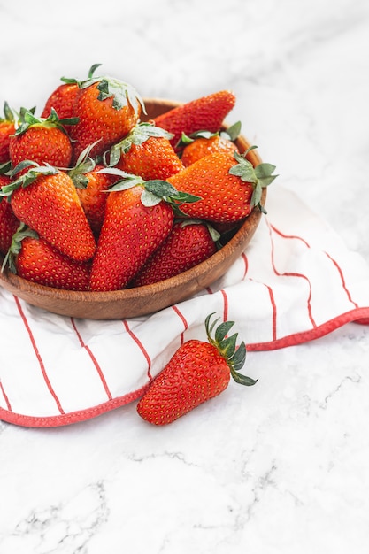 Fresas frescas en un recipiente sobre la mesa