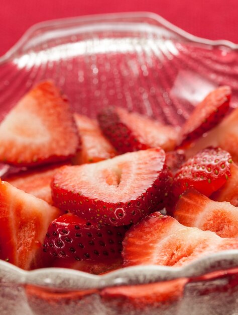 Foto fresas frescas en rodajas en plato de vidrio