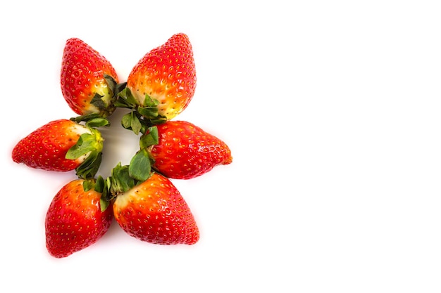 Fresas frescas sobre un fondo blanco dispuestas en círculo formando una estrella vista desde arriba