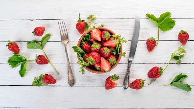 Fresas frescas Sobre un fondo blanco de madera Vista superior Espacio de copia