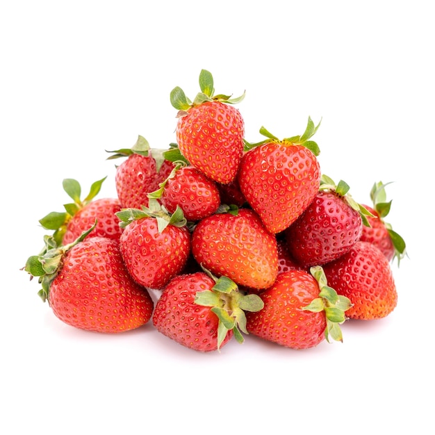 Foto fresas frescas sobre fondo blanco.