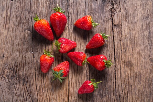 Fresas frescas sobre fondo de madera vieja