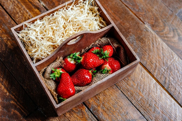 Fresas frescas sobre un fondo de madera