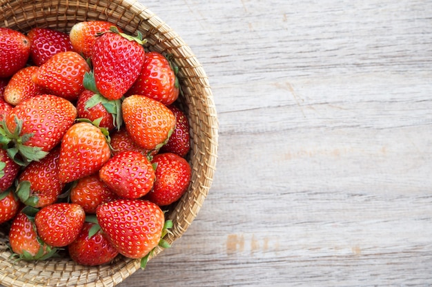 Fresas frescas sobre fondo de madera.