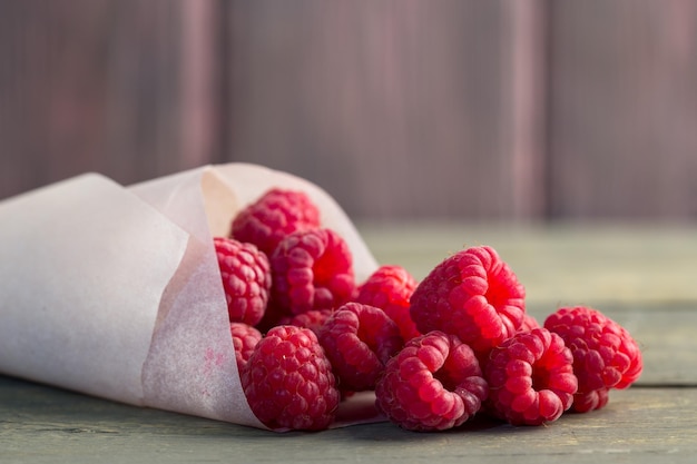 Fresas frescas sobre fondo de mesa de madera concepto de comida saludable y dietética