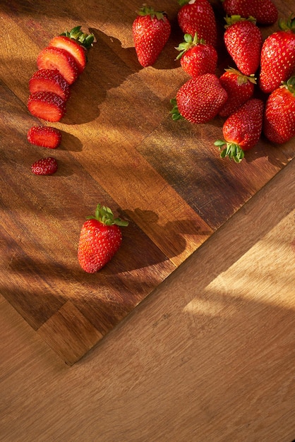 Fresas frescas en una tabla para cortar madera