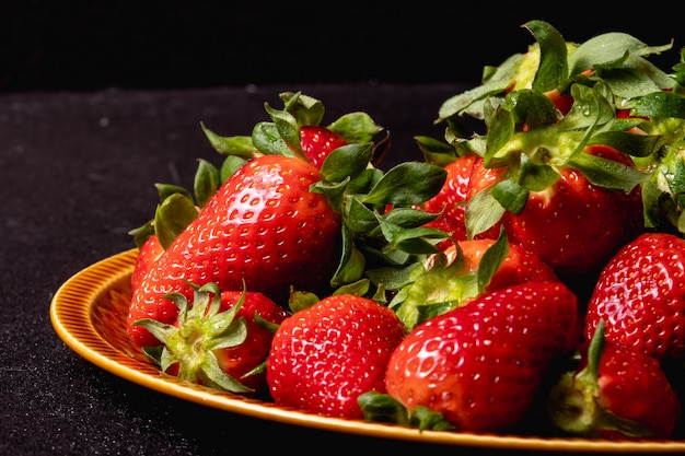 Foto fresas frescas de temporada. fresas jugosas y dulces