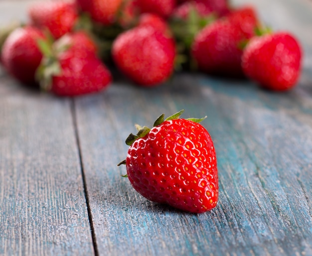 Fresas frescas en el viejo tablero.