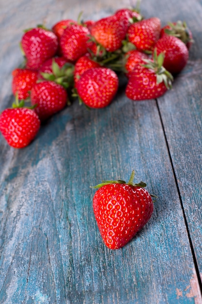 Fresas frescas en el viejo tablero.