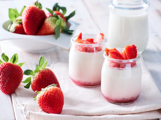 Foto fresas frescas y yogur natural, concepto de alimentación saludable