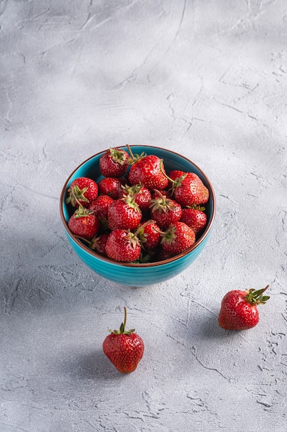 Fresas frutas maduras en un tazón azul