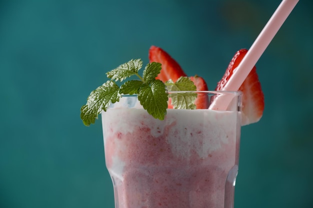 Foto fresas con helado en vaso postre de verano