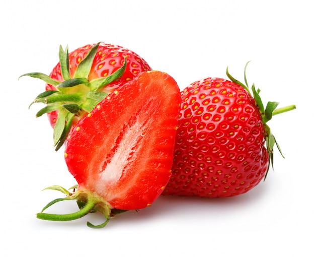 Fresas con hojas y rodajas aislados en un blanco