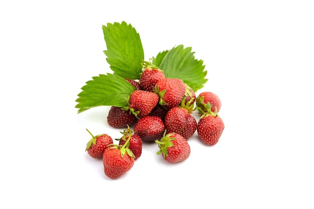 Fresas con hojas verdes aisladas en blanco