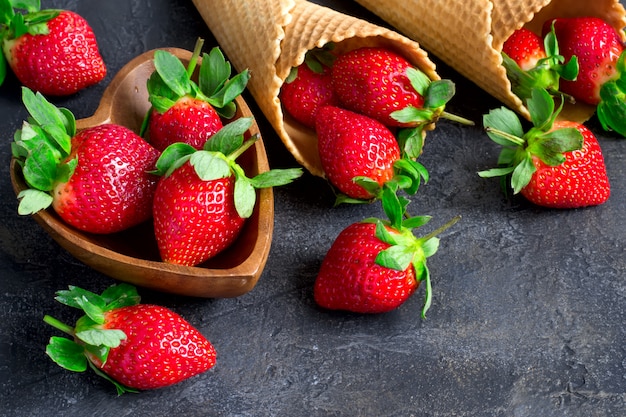 Fresas jugosas frescas en conos de waffle