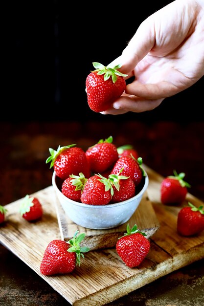 Fresas jugosas frescas en un cuenco.