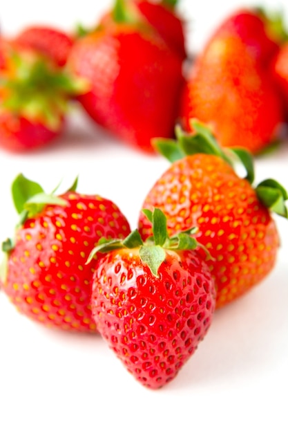 Fresas jugosas frutas frescas sobre fondo blanco, fondo de frutas