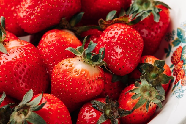 Fresas jugosas maduras frescas en un tazón de cerca