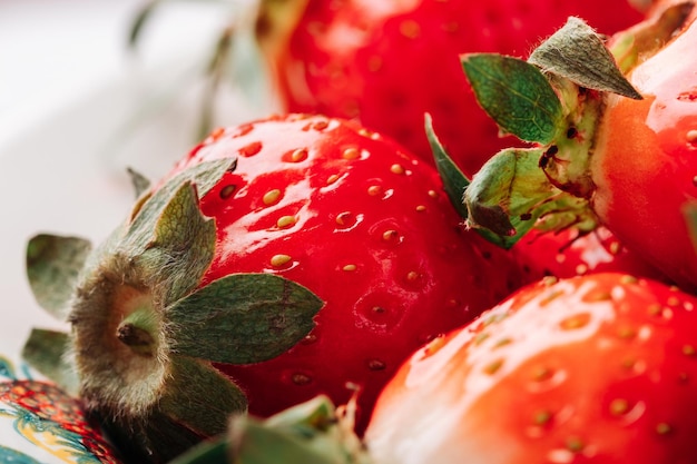 Fresas jugosas maduras frescas en un tazón de cerca