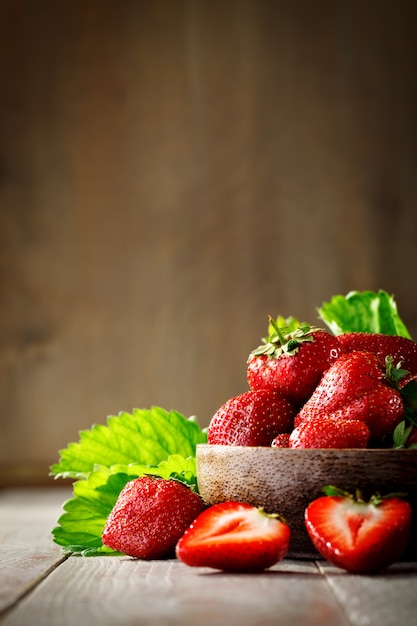 Fresas jugosas maduras en una mesa de madera.