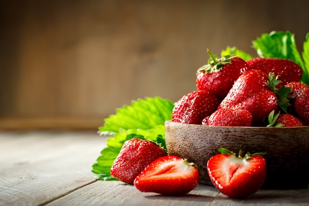 Fresas jugosas maduras en una mesa de madera.