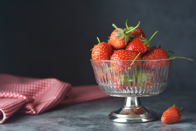 Fresas jugosas en un recipiente de vidrio