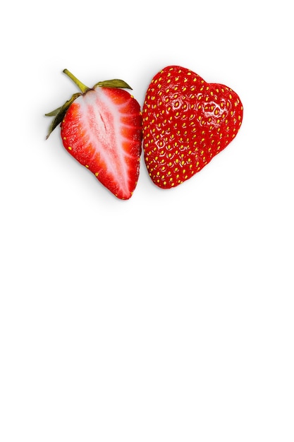 Foto fresas jugosas sobre un fondo blanco.