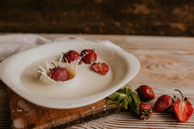 Fresas con leche en un plato blanco